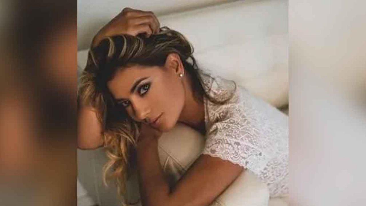 Vivi Castrillón exhibe su delantera en lencería transparente arriba de la cama