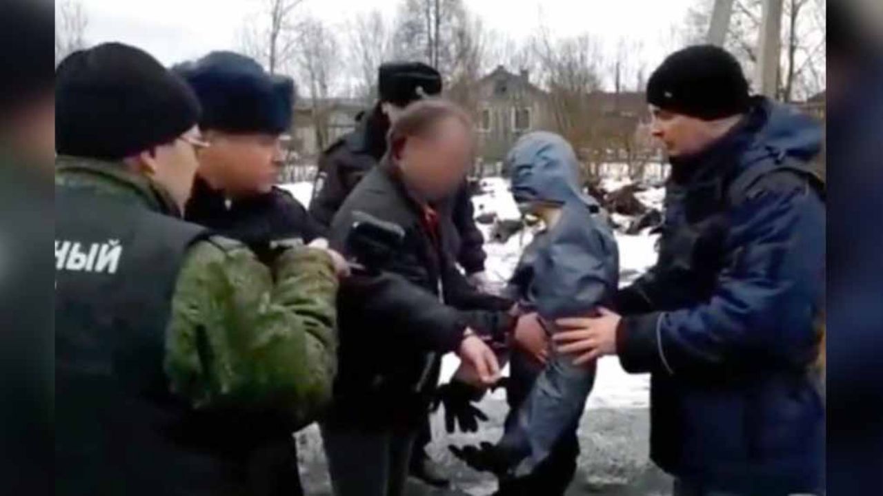 Hombre secuestra a niña que regresaba de la escuela y la oculta en sofá