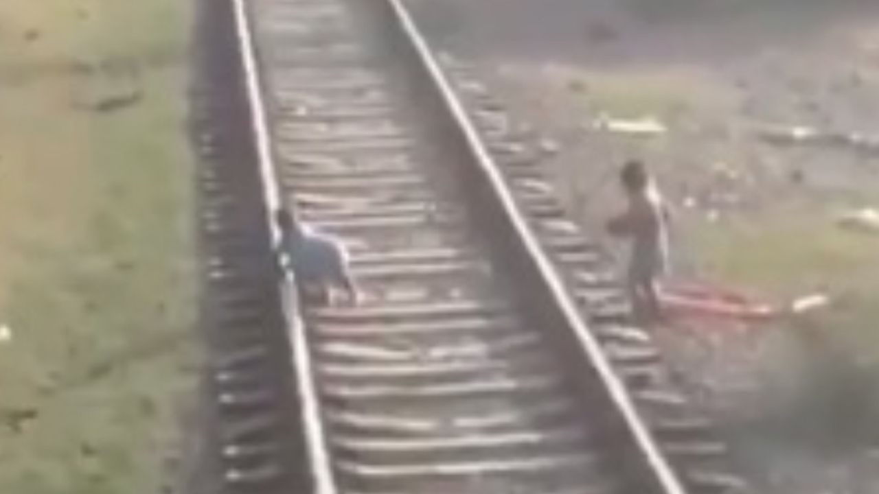 VIDEO: ¡Vivos de milagro! Dos niños casi son arrollados por tren en Sinaloa