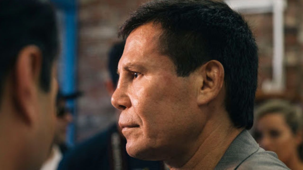 VIDEO: Julio César Chávez se calienta con fan que lo jaloneó por una selfie