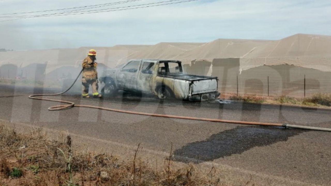 Camioneta es consumida por las llamas tras una aparente falla mecánica