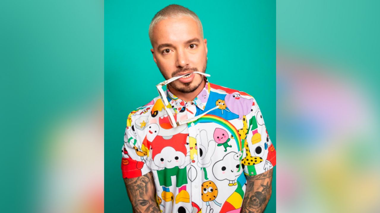 J Balvin baila ‘Hakuna Matata’ con un perrito mientras se lava los dientes