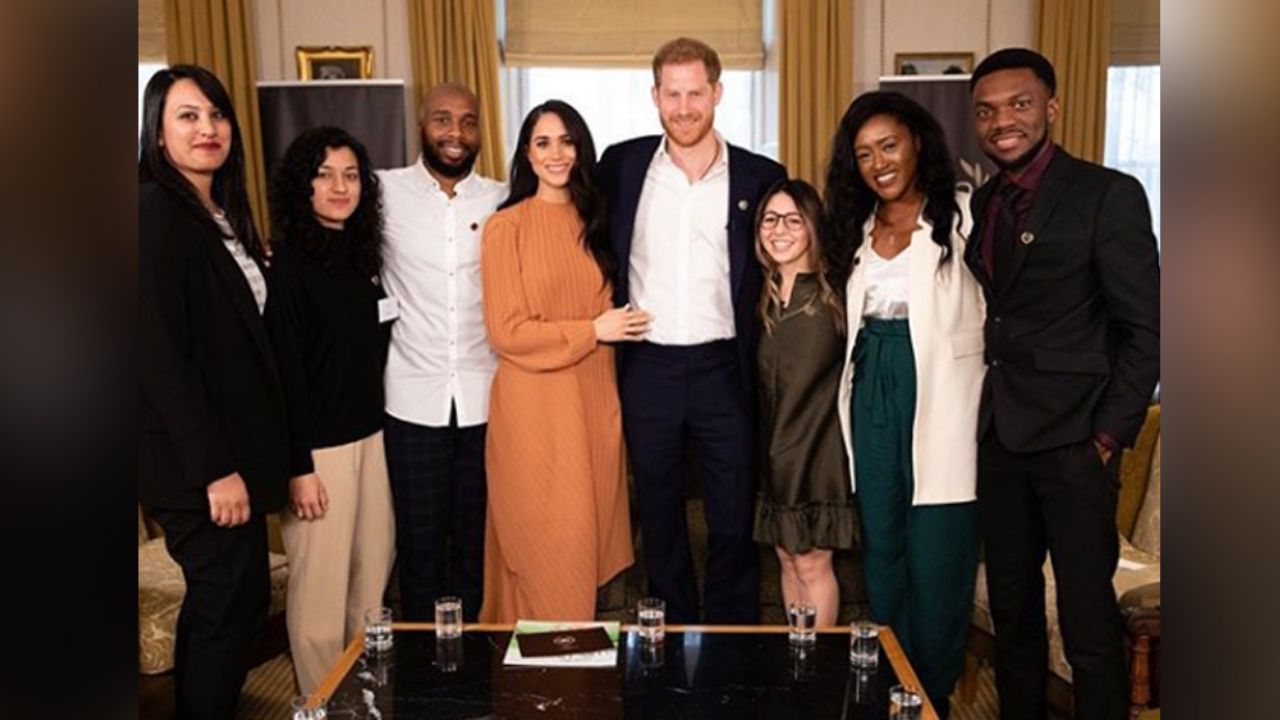 ¿Ataque de nervios? Harry no para de reír en importante evento de la Corona
