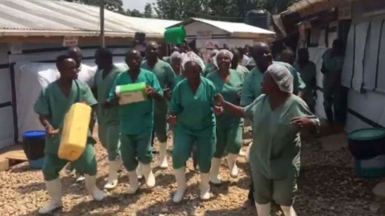 VIDEO: Así celebran enfermeros la victoria sobre el ébola en El Congo