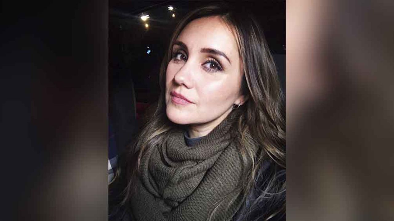 Dulce María se aligera de ropa y envía besos a fans desde la playa