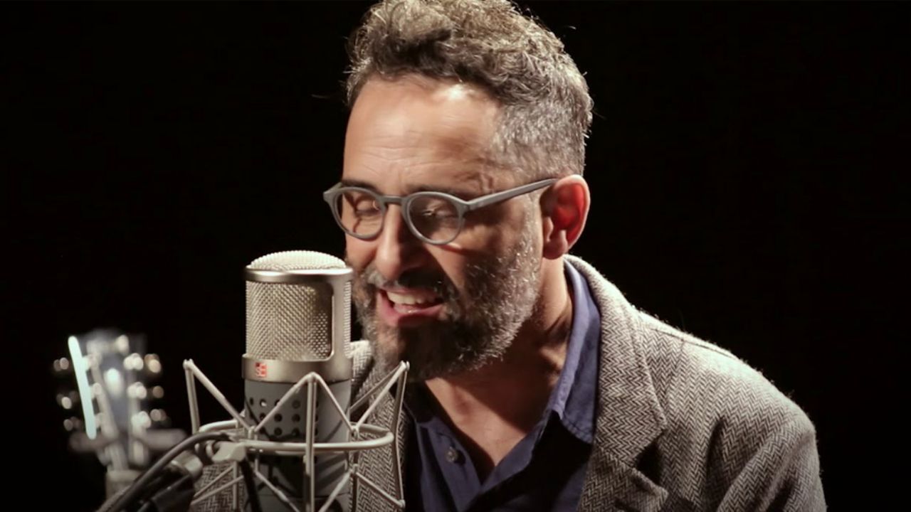 Por coronavirus, famoso cantante se ve obligado a dar su concierto en Facebook
