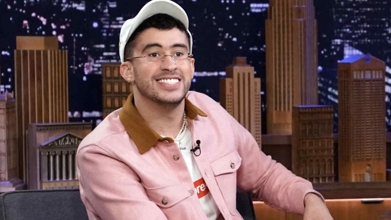 ¿Bad Bunny a favor de EU? El cantante ‘usó’ gorra con mensaje de Trump