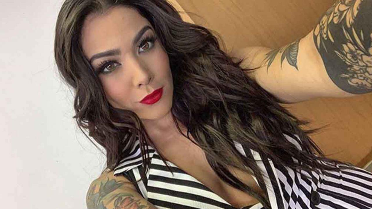 Érika Fernández se olvida de la vergüenza y sale al exterior sin pantalón