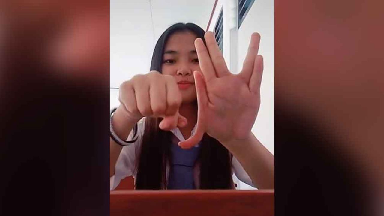 VIDEO: Niña se vuelve viral en TikTok por tener 12 dedos en sus manos
