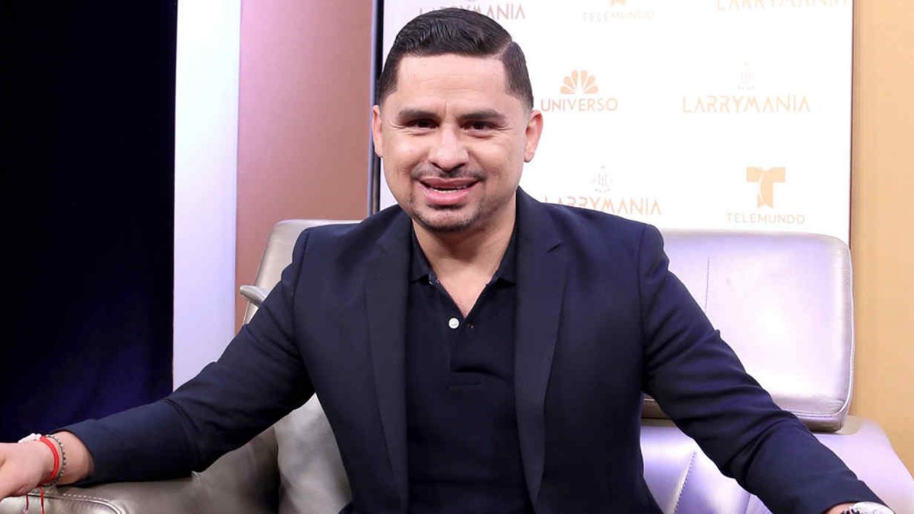 Llaman “naco” a Larry Hernández por grabar a su hijo con bailarinas exóticas