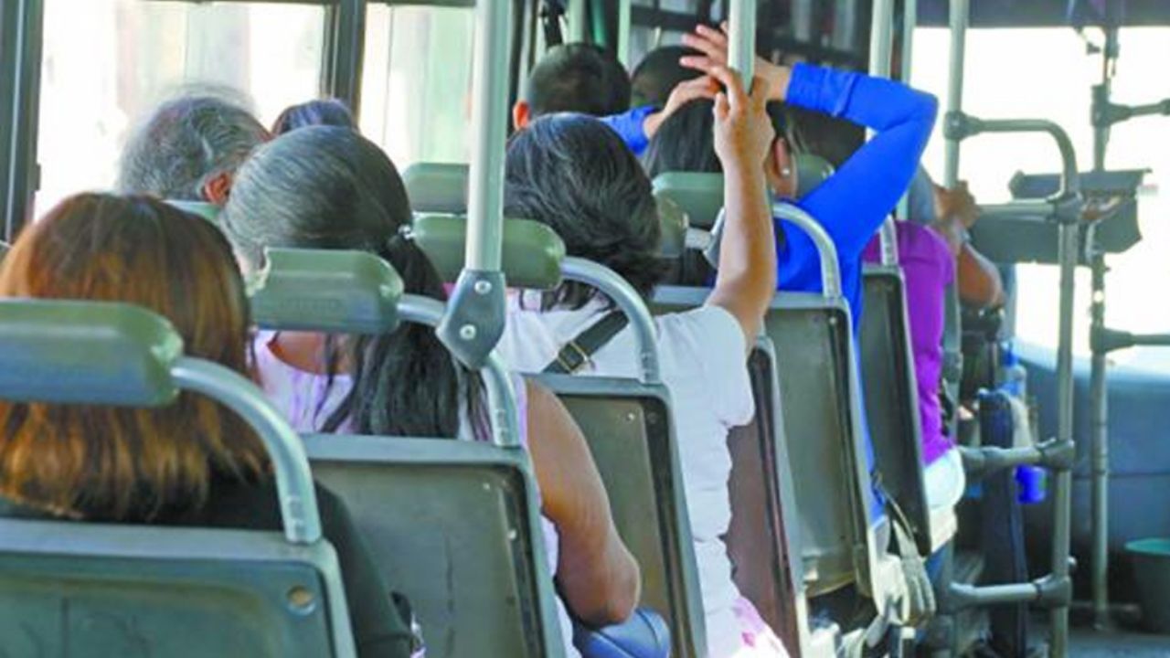 VIDEO: Pasajero defiende a joven que era acosada en transporte público
