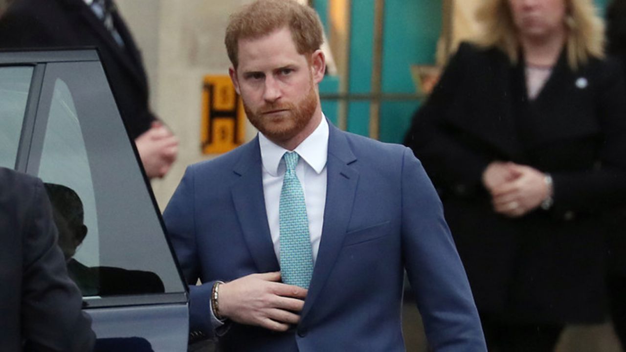 VIDEO: Príncipe Harry inventa saludo especial para evitar el coronavirus