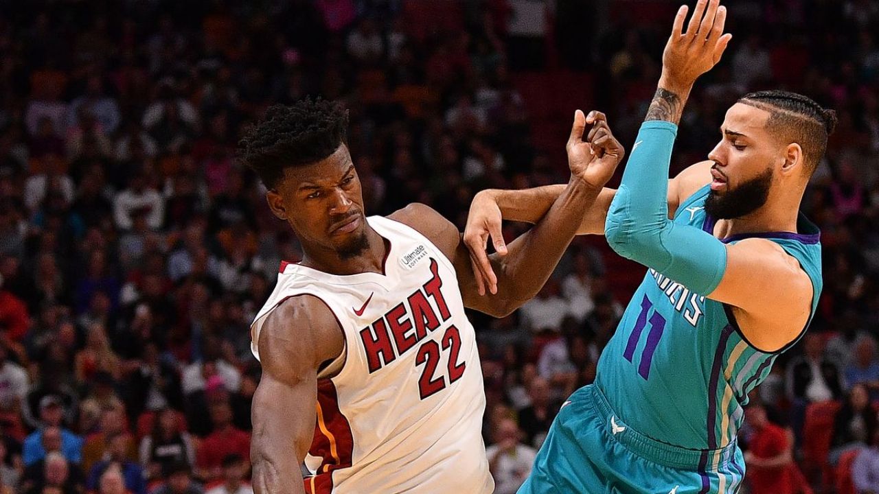 Los Hornets triunfan ante el Heat y mantienen esperanzas de playoffs