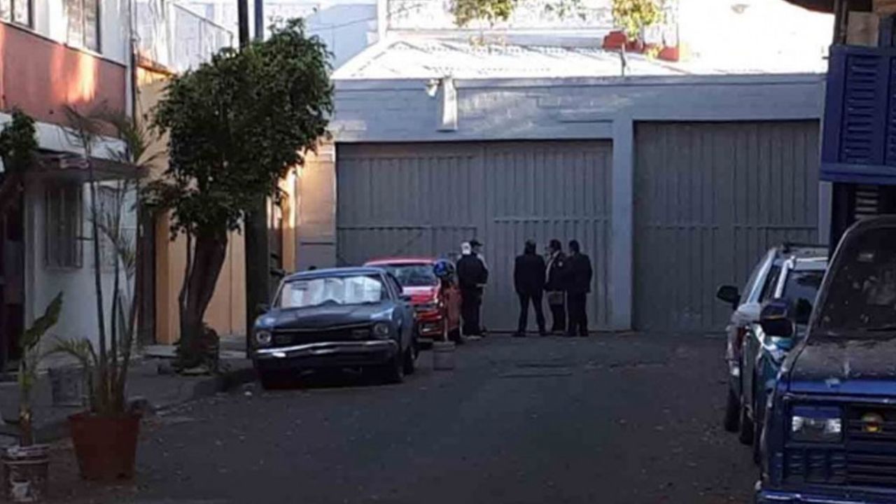 Atado de manos, hallan a hombre muerto dentro de un auto en CDMX