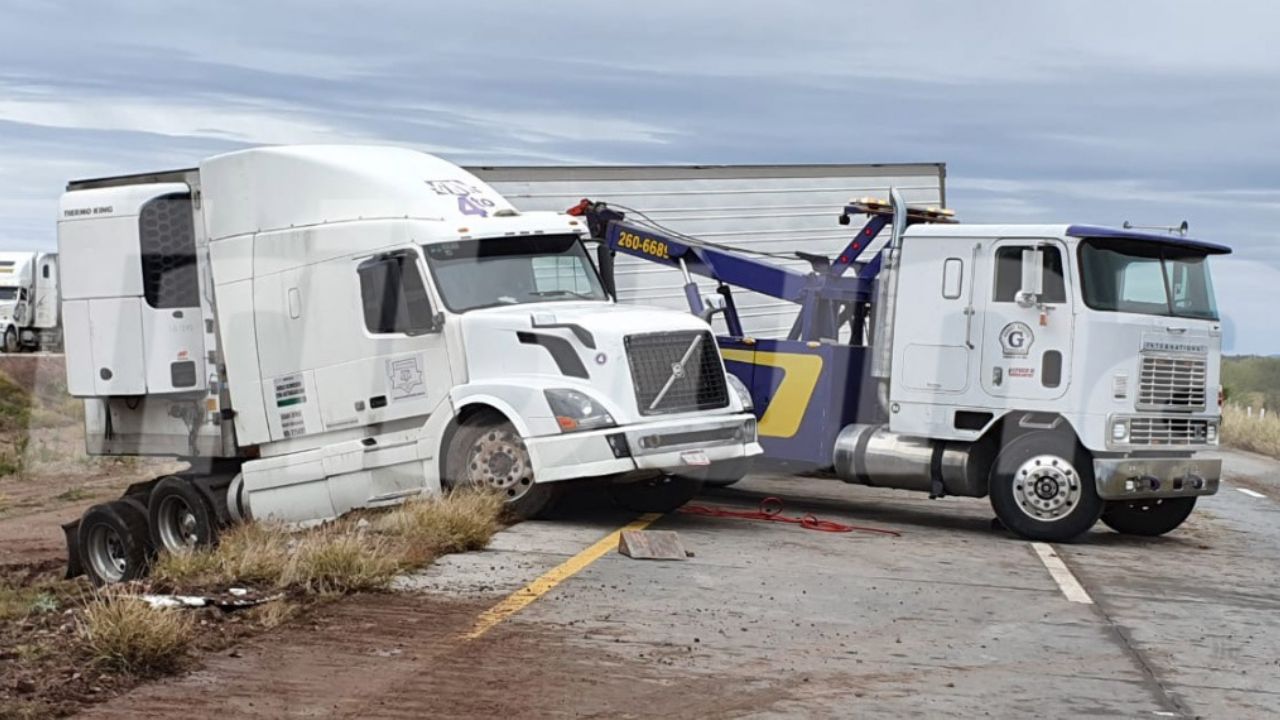 Carambola de tres tráileres en carretera Hermosillo-Guaymas provoca caos