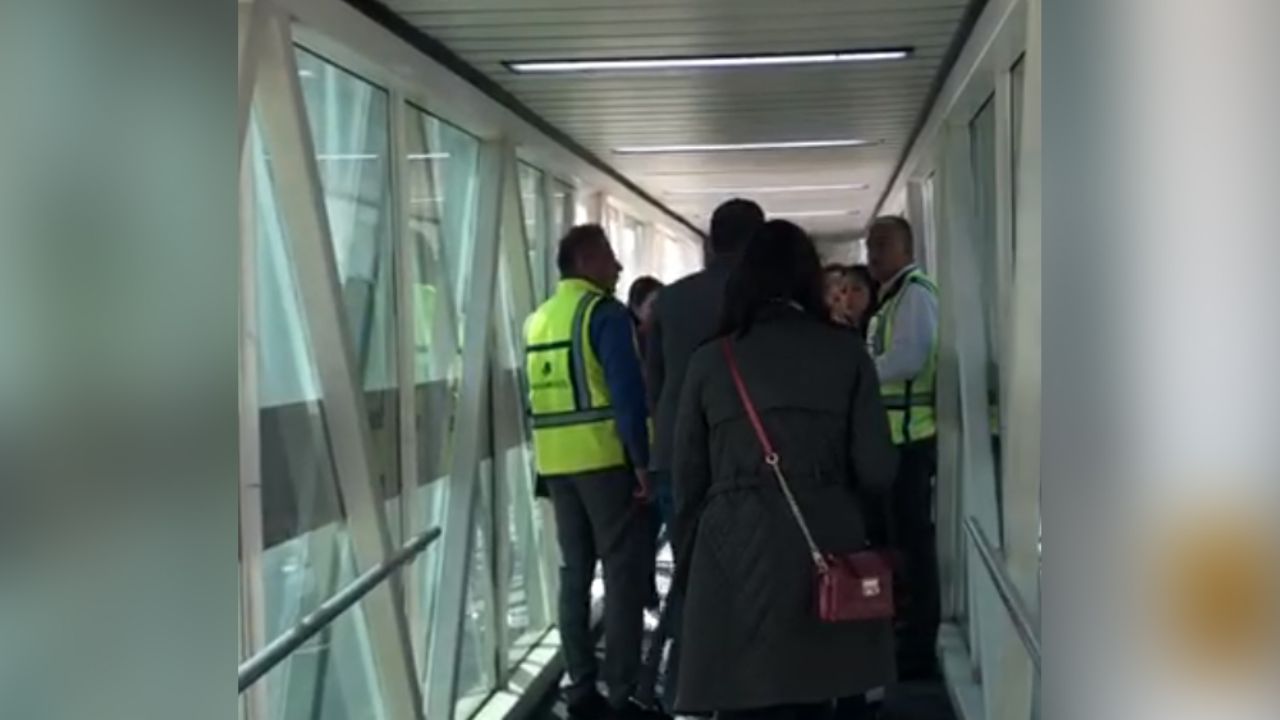 Mujer embarazada y dos pasajeros iban a bajar del avión porque viajaba AMLO