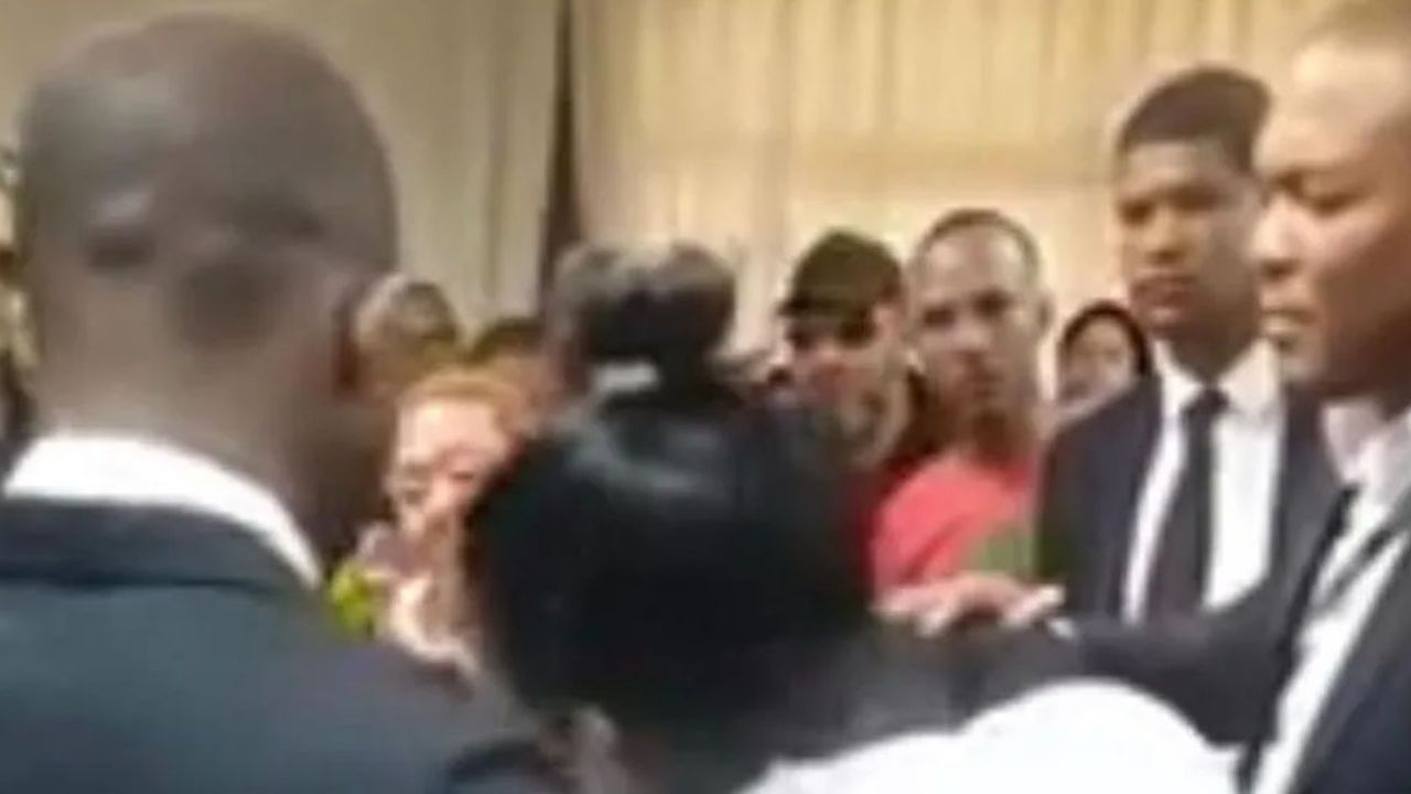 VIDEO: Narco llora desconsolado al ver a su hijo masacrado en ataúd