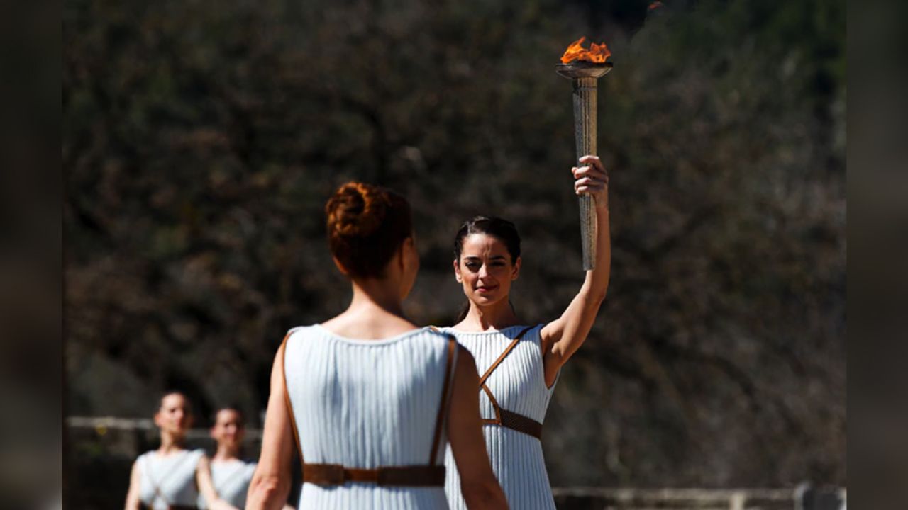 Se enciende la llama olímpica en Grecia pese a la alerta por coronavirus