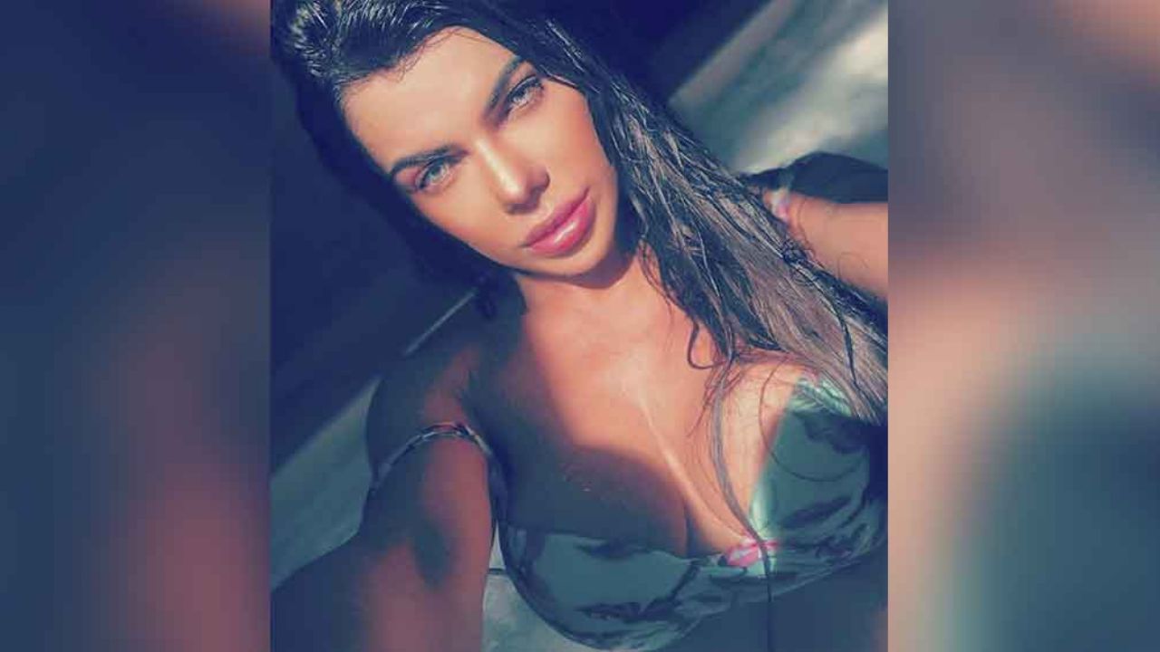 Suzy Cortez exhibe sus pronunciadas piernas arriba de la cama sin pantalón