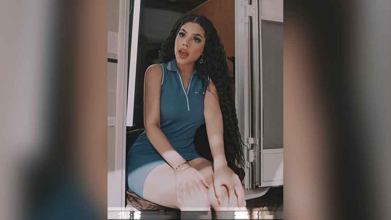 ¡De fuego! Kenia Os posa en diminuto vestido y lo enseña todo