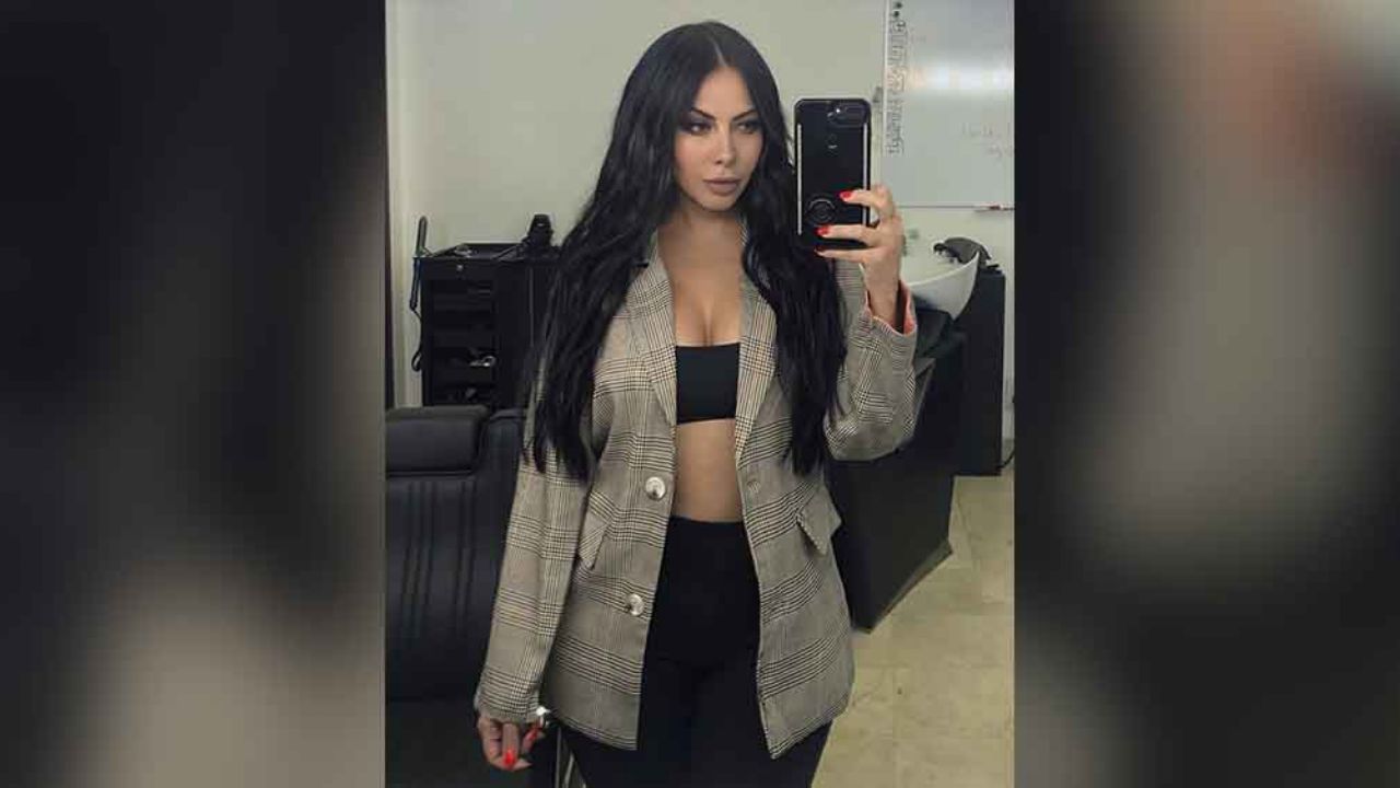 Jimena Sánchez empapa sus atributos en la alberca con descarado bikini