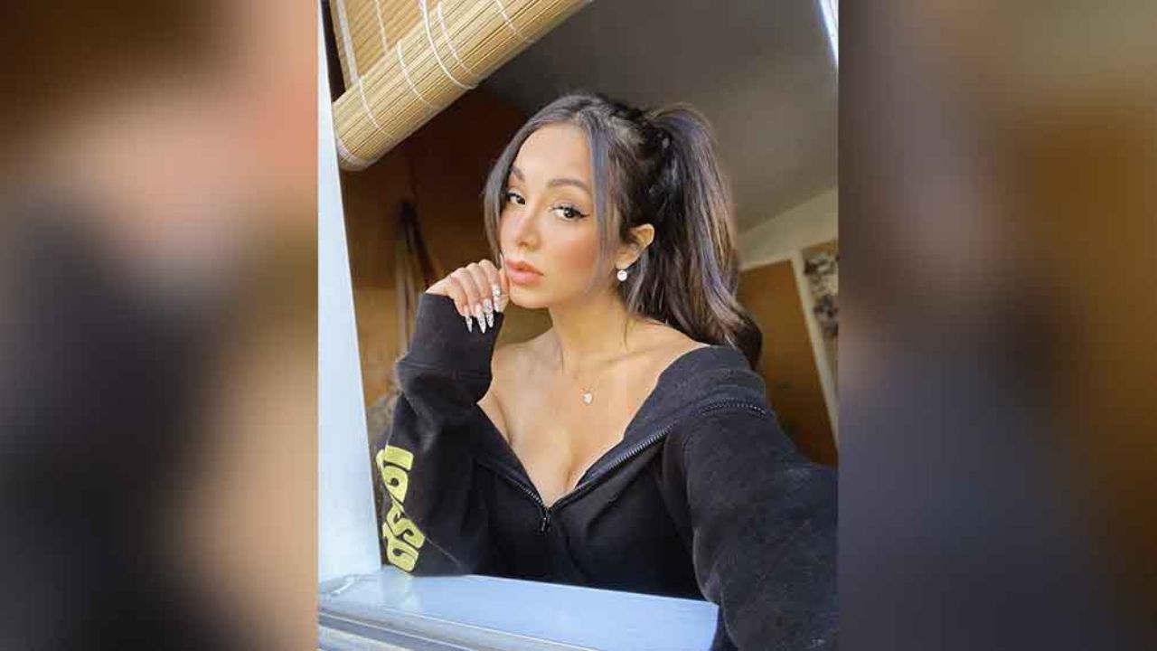 Caeli asolea su esbelta figura al exponerse ante el mar en poca ropa