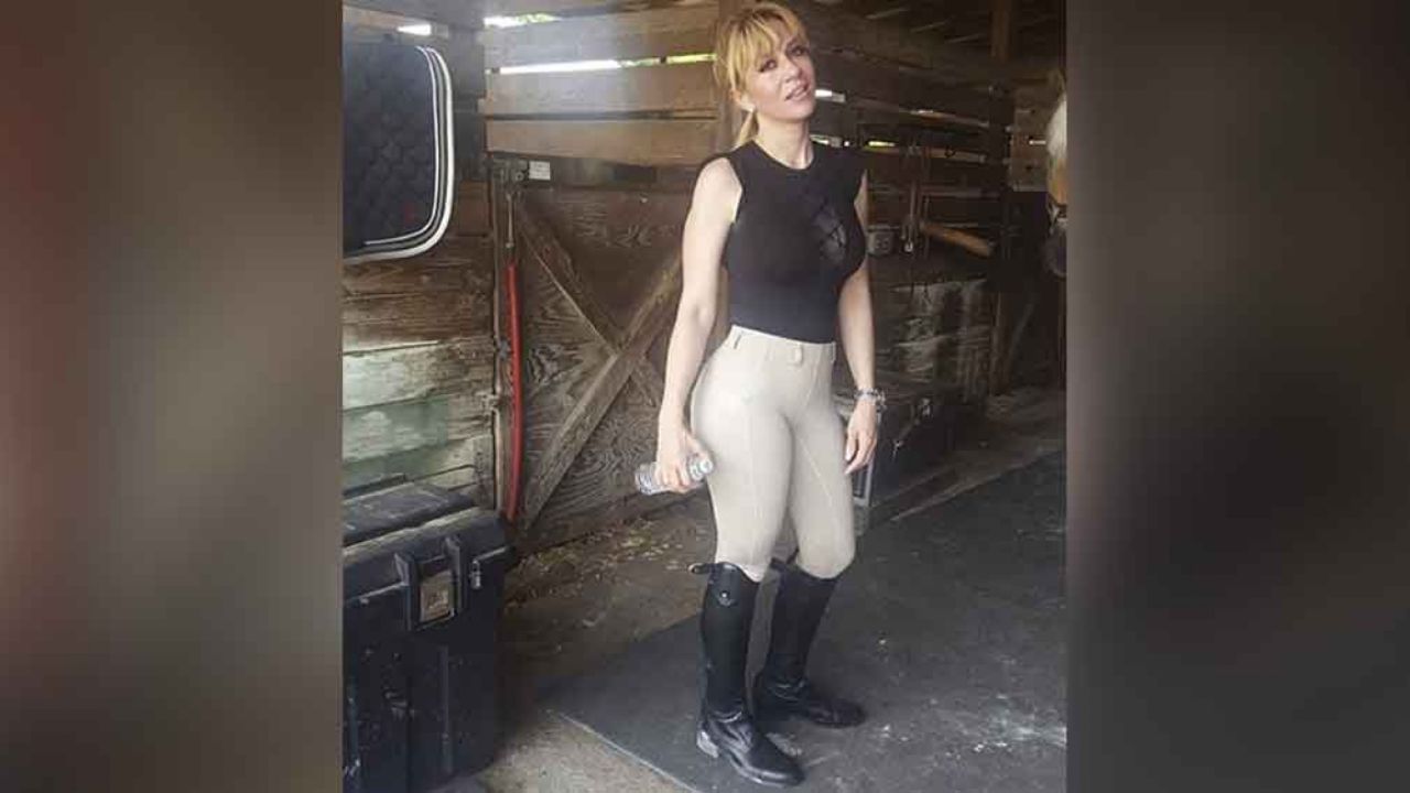 “Diosa del deseo”: Noelia cautiva al mostrar sus gemelas arriba del sofá
