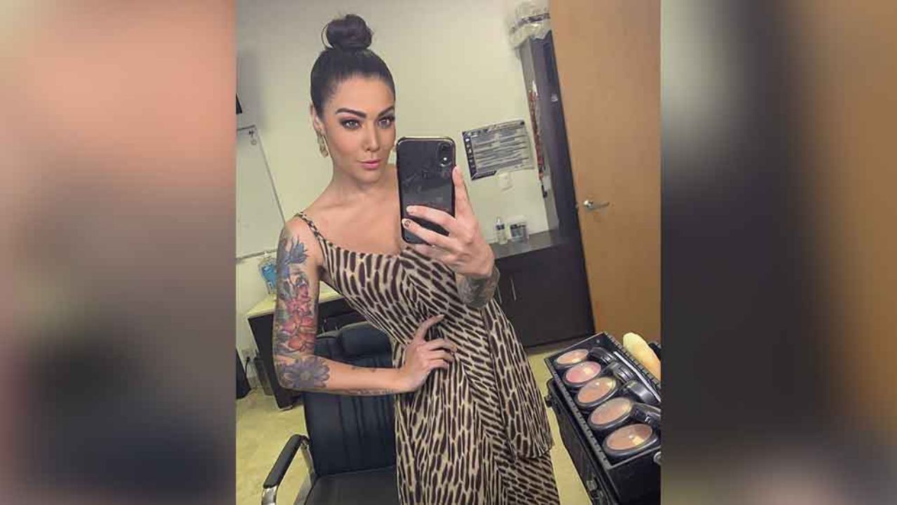 Érika Fernández deja boquiabiertos a fans al lucir un descarado escote