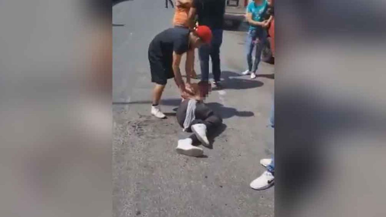 VIDEO: Ciudadanos propinan fuerte golpiza a presunto ladrón en Monterrey