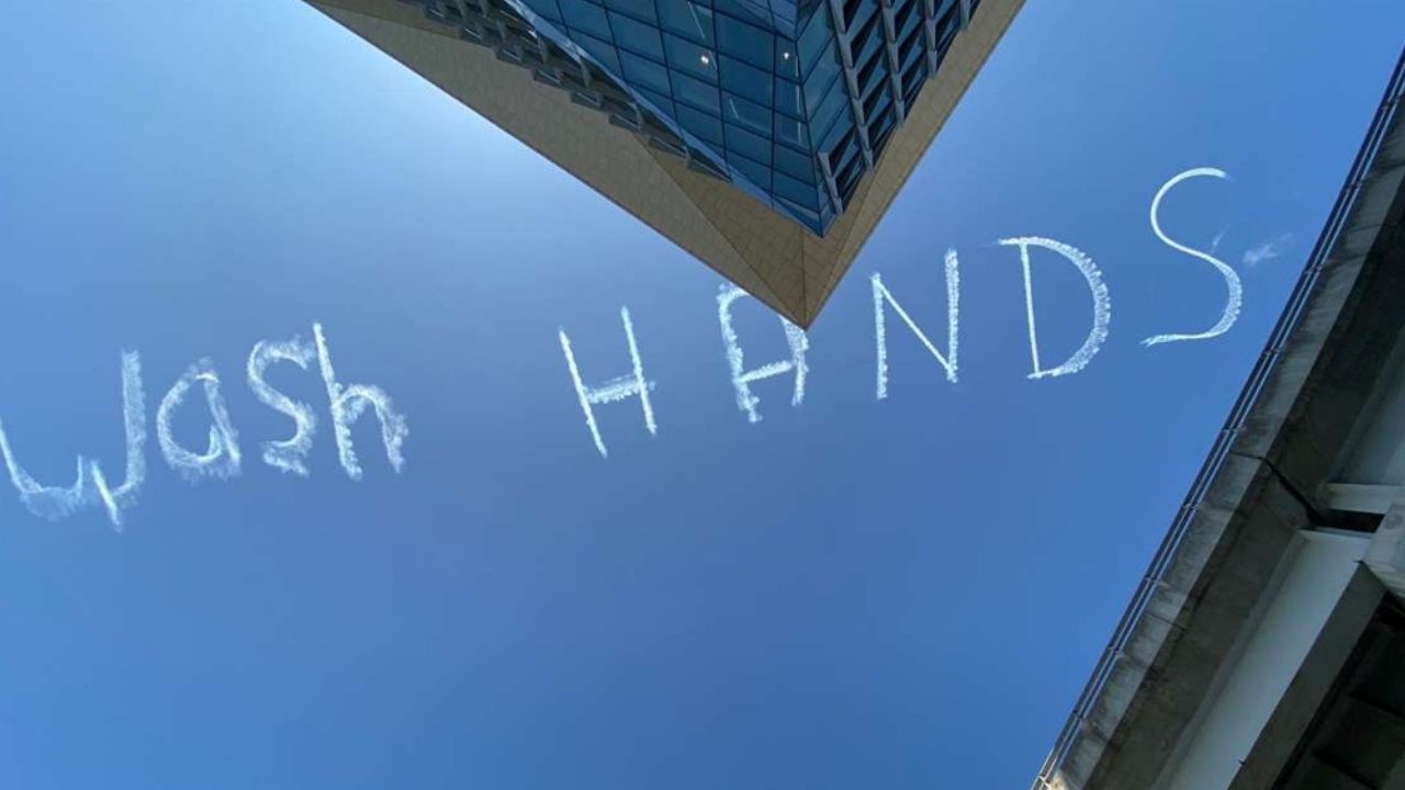 Piloto deja mensaje en el cielo para que la gente se prevenga del coronavirus