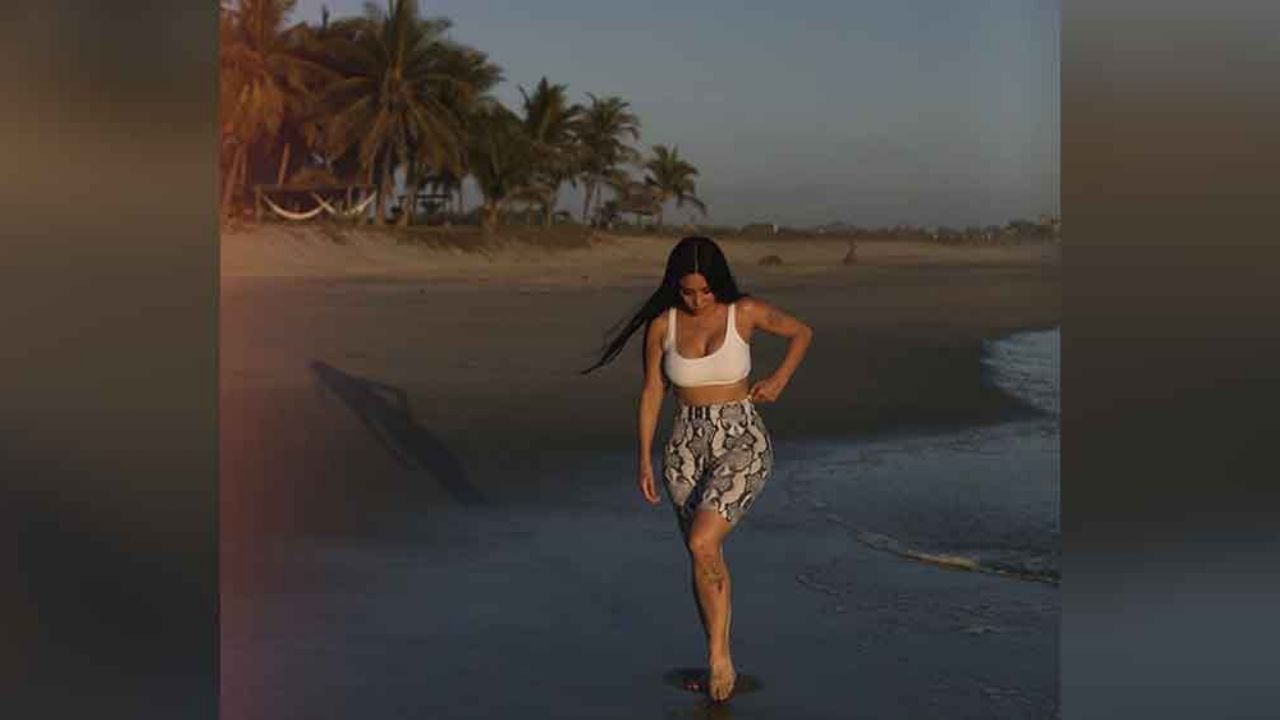 Jimena Sánchez deslumbra con sus curvas de infarto a orilla de la playa