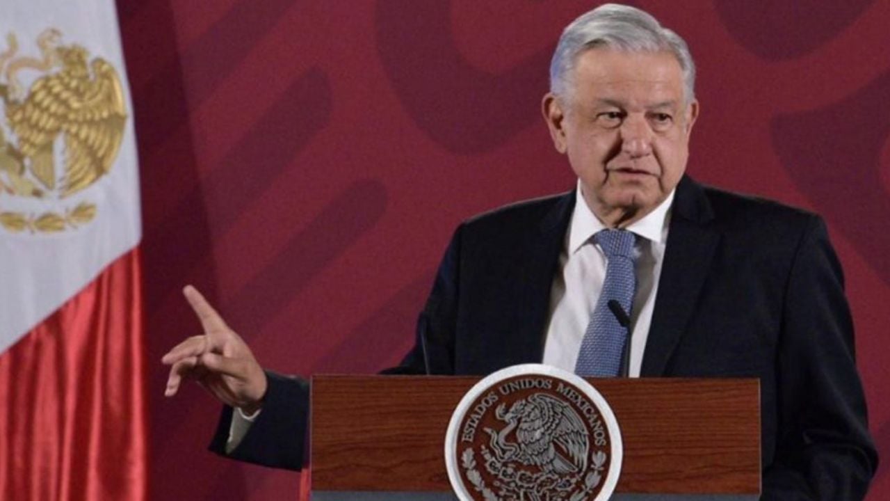 Beso de AMLO a niña causa indignación y lo llaman “pedófilo” en Twitter