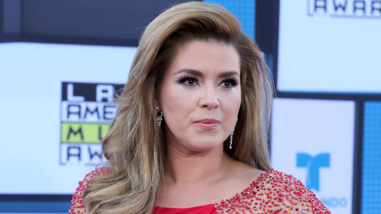 Alicia Machado aprovecha cuarentena por coronavirus para asolearse en bikini