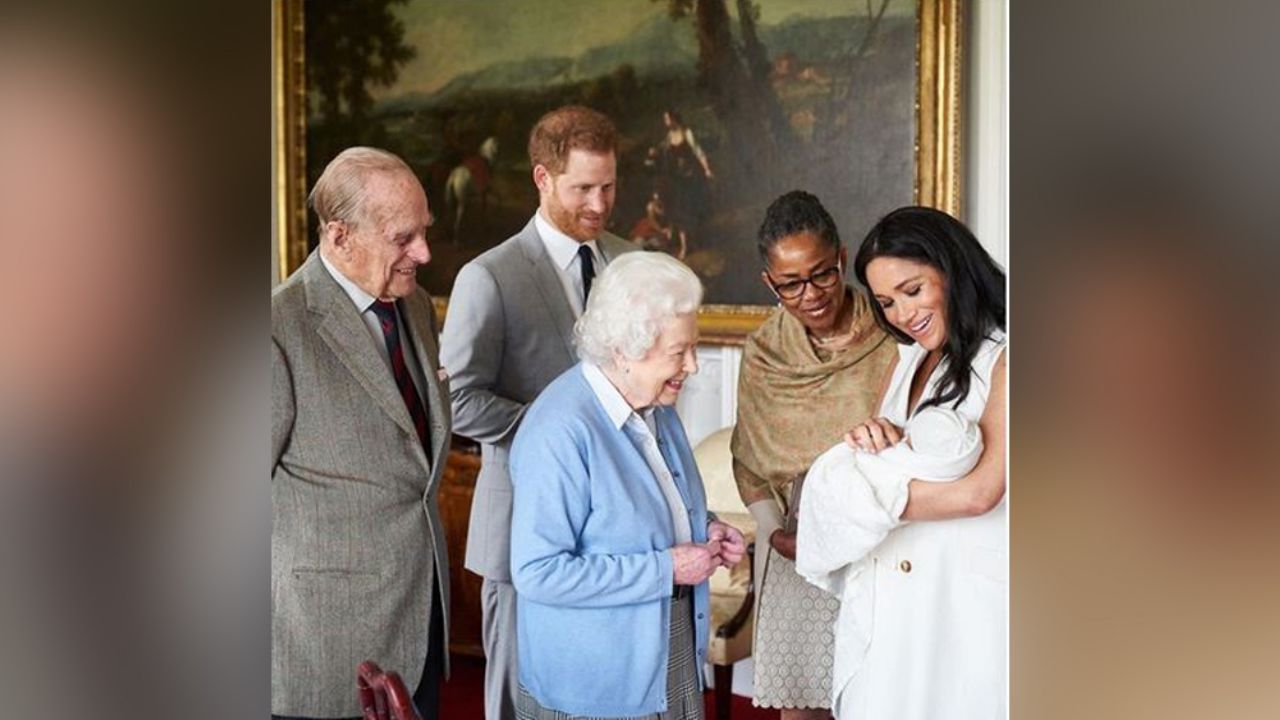 Reina Isabel II, ansiosa por el verano; Meghan y Harry le llevarán a Archie