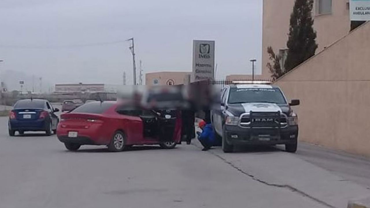 Sicarios atacan a disparos a hombre y muere a punto de llegar al hospital
