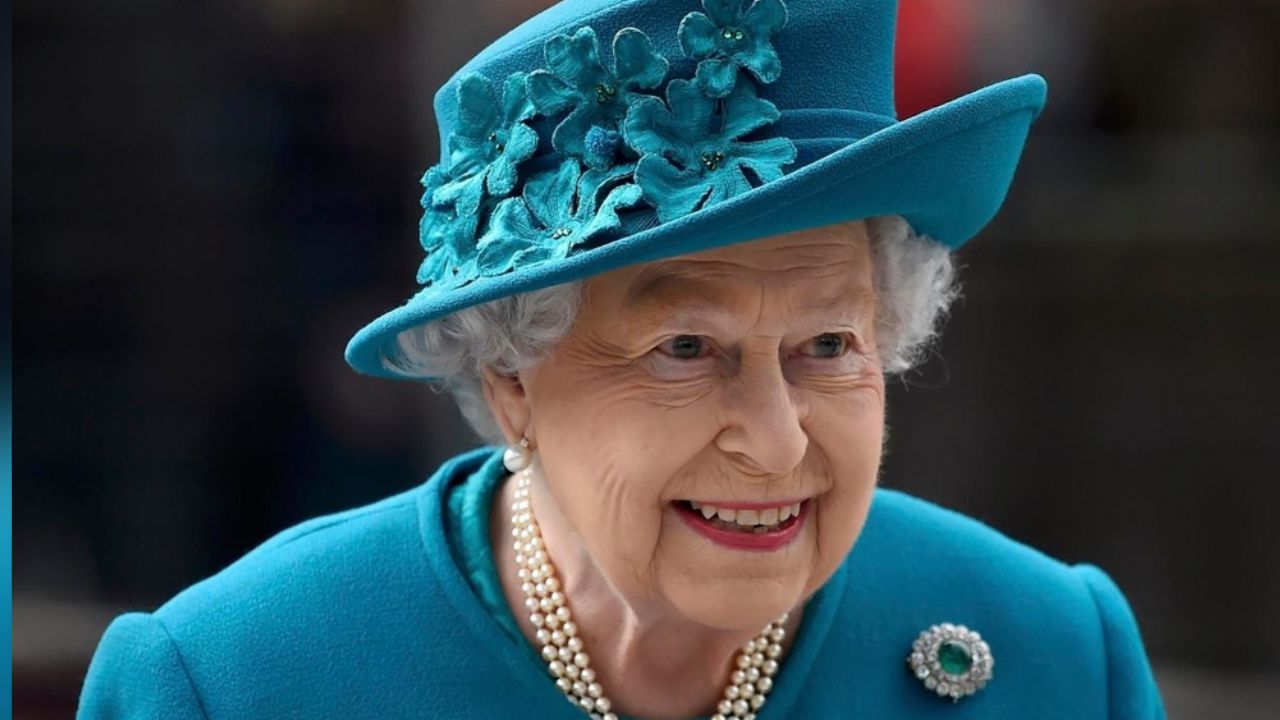Reina Isabel II impacta al mundo al sostener entre sus manos ¿una pistola?