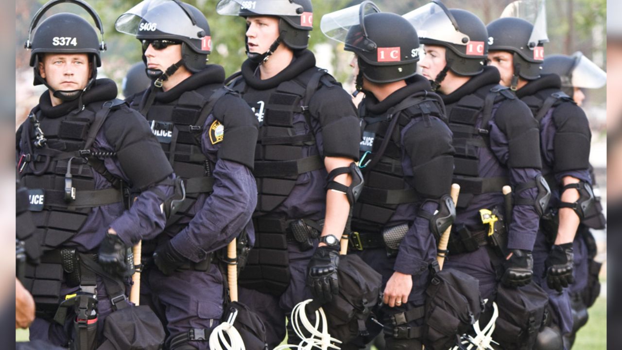 Este es el gesto que tuvo un policía con una mujer en situación de calle