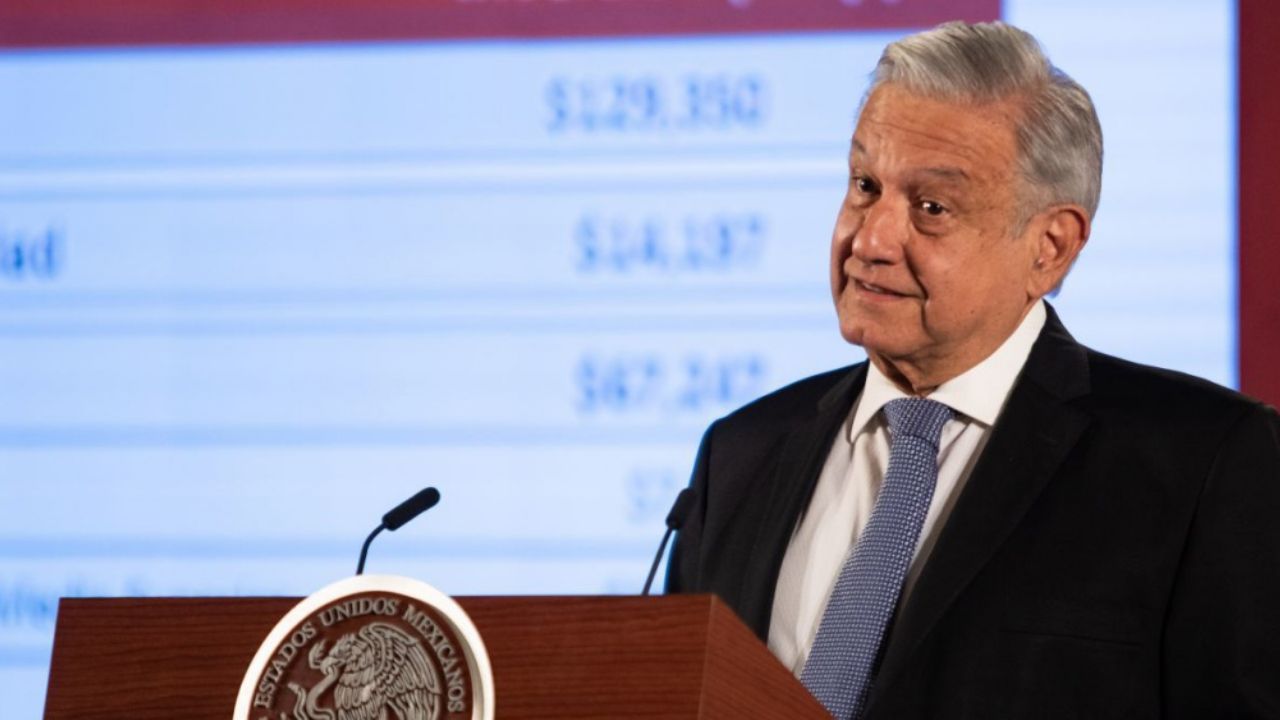 AMLO es criticado por saludar de beso y abrazo pese el coronavirus