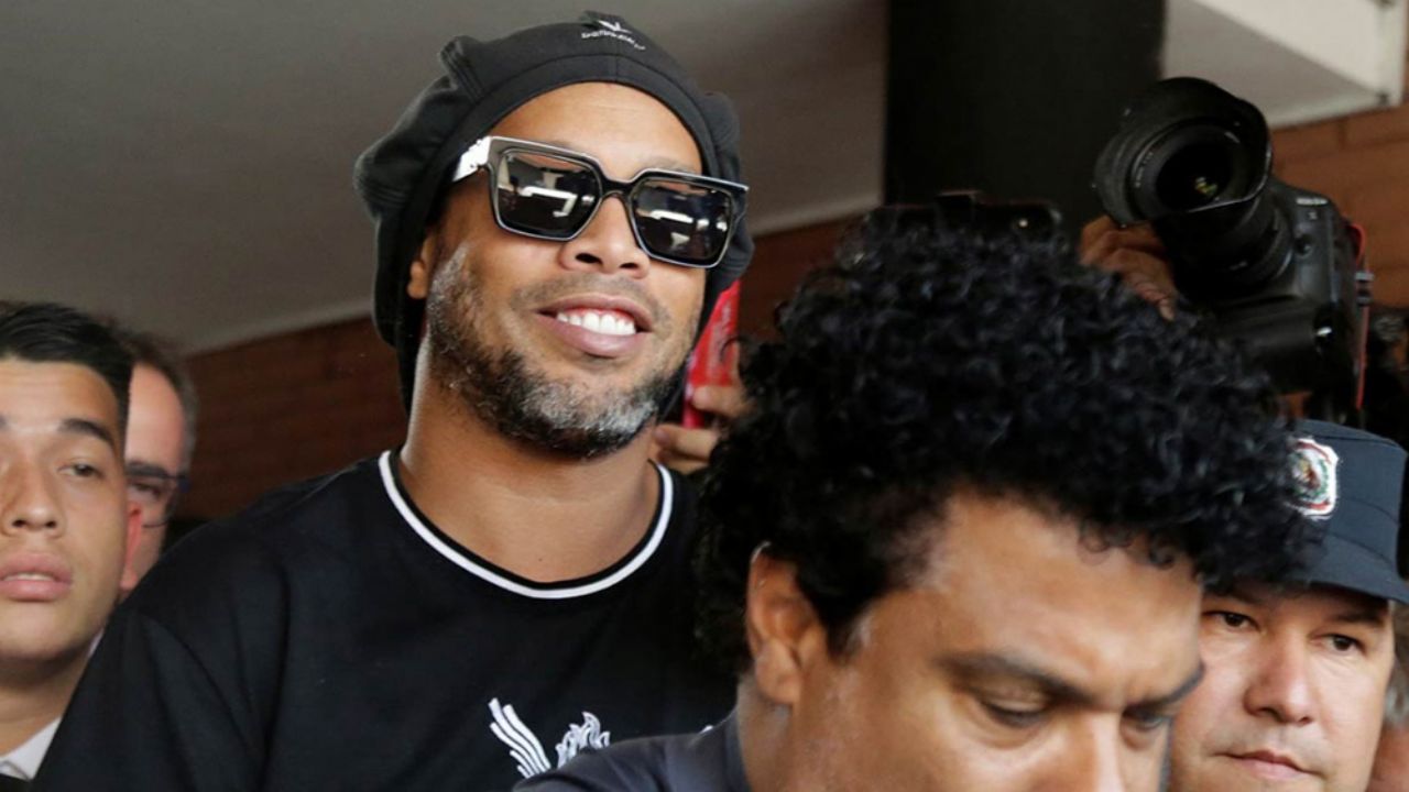 “Él está muy triste”: Exfutbolista del América visita a Ronaldinho en prisión
