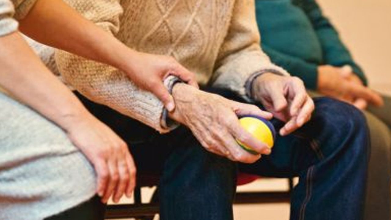 Chilenos ayudarán a ancianos que no puedan hacer compras por coronavirus