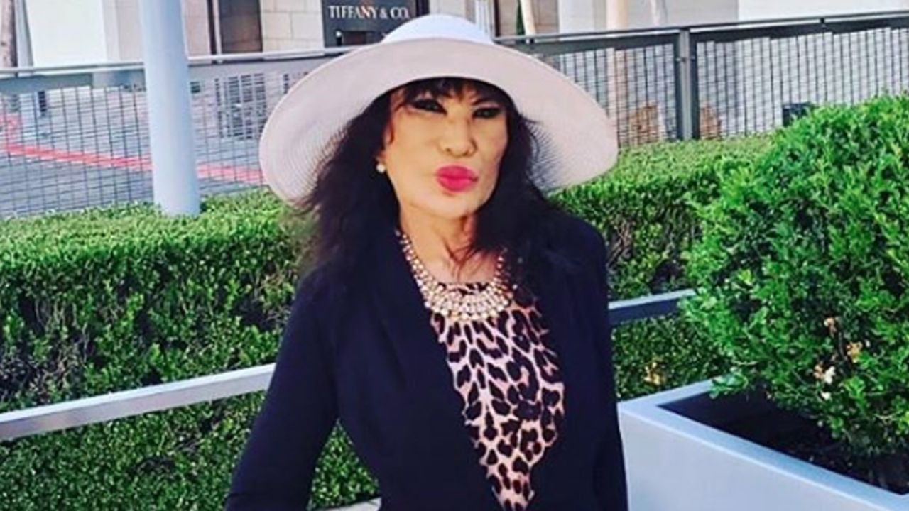 VIDEO: Lyn May hace a un lado la pena y se levanta el vestido en la vía pública