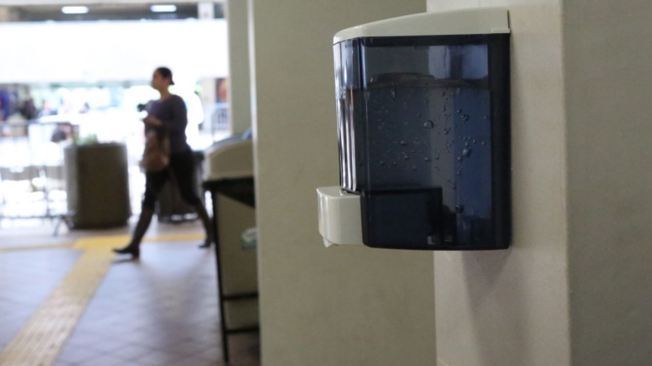 VIDEO: Mujer roba gel antibacterial de un dispensador público, por desabasto