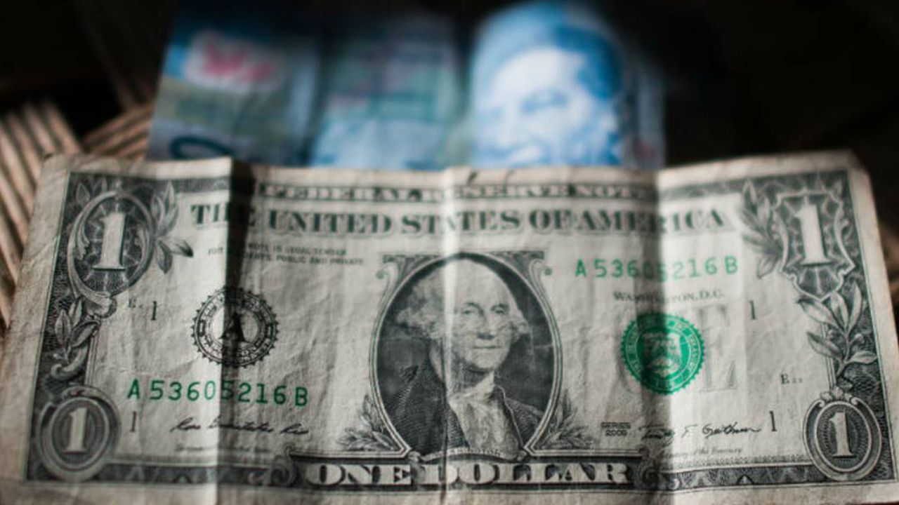 Dólar alcanza los 23 pesos; coronavirus desploma a la moneda mexicana