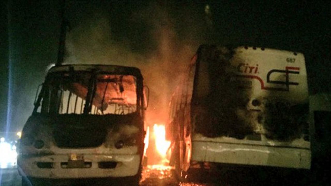 Sicarios del CDN incendian camiones por no pagar piso en Nuevo Laredo