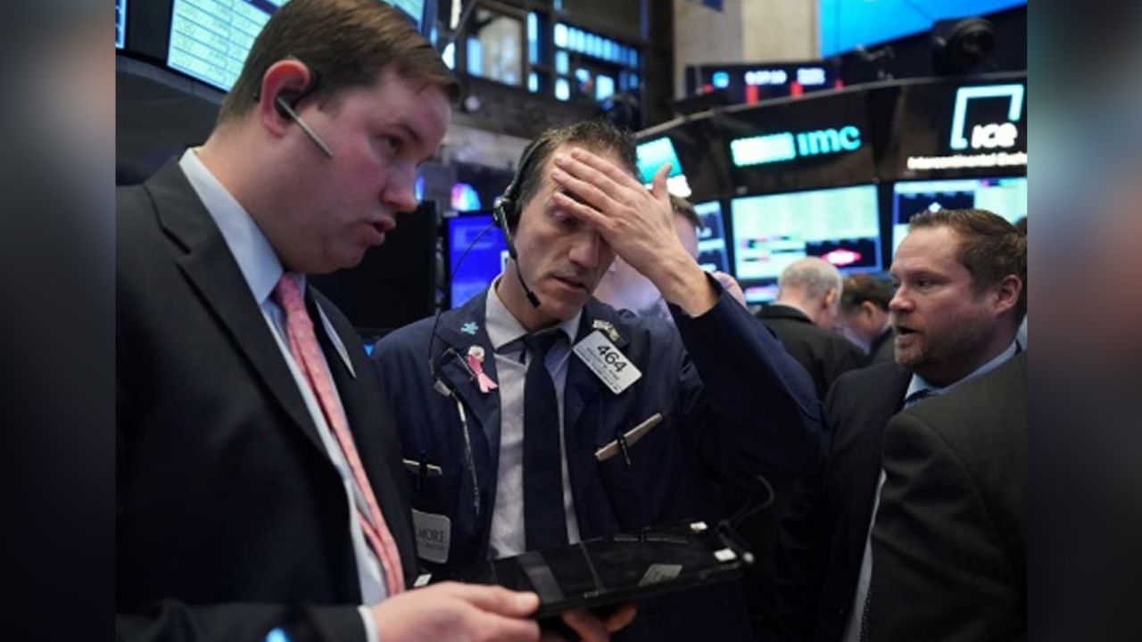 Wall Street tiene su peor caída desde 1987; toman drásticas medidas