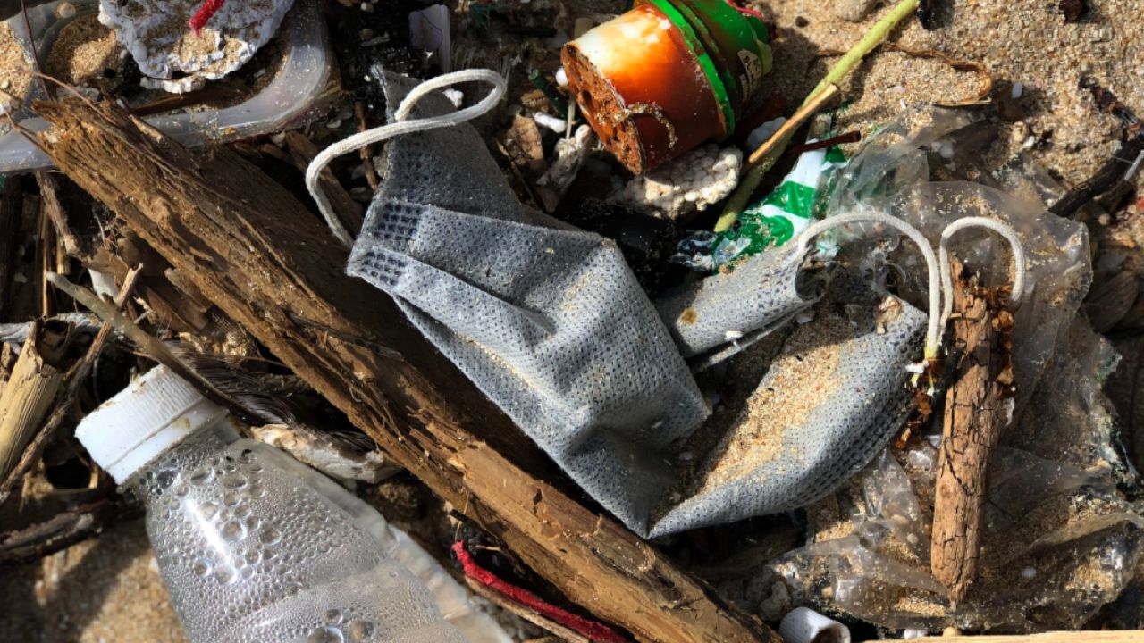 Coronavirus: Miles de cubrebocas son arrojados en playas de Hong Kong