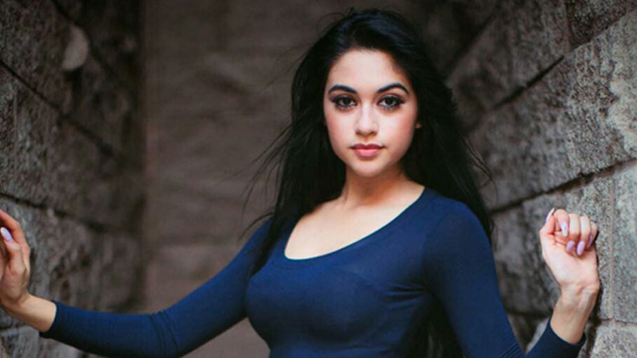 Con ajustados leggings, Jailyne Ojeda muestra su talento con el aro de hula