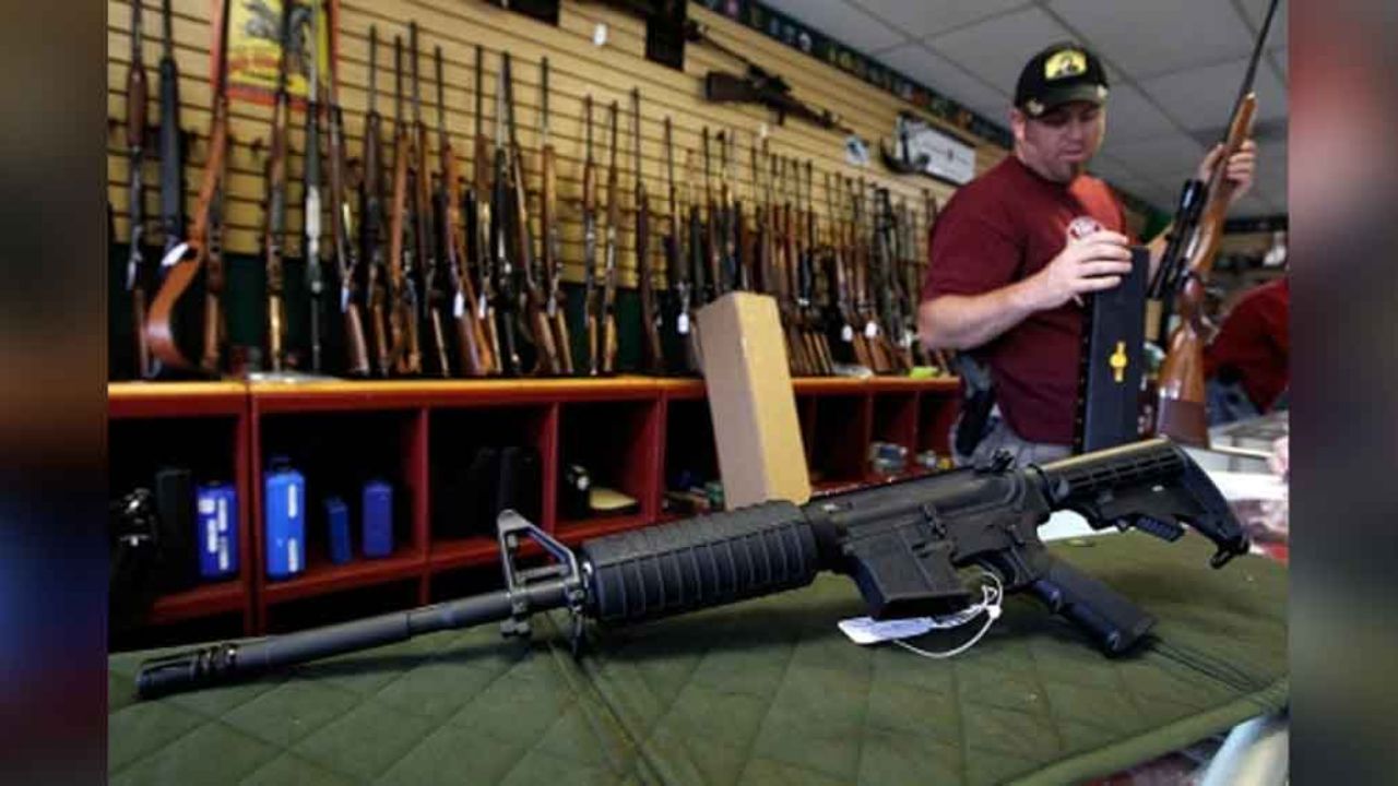 Brote de coronavirus aumenta la compra de armas en EU