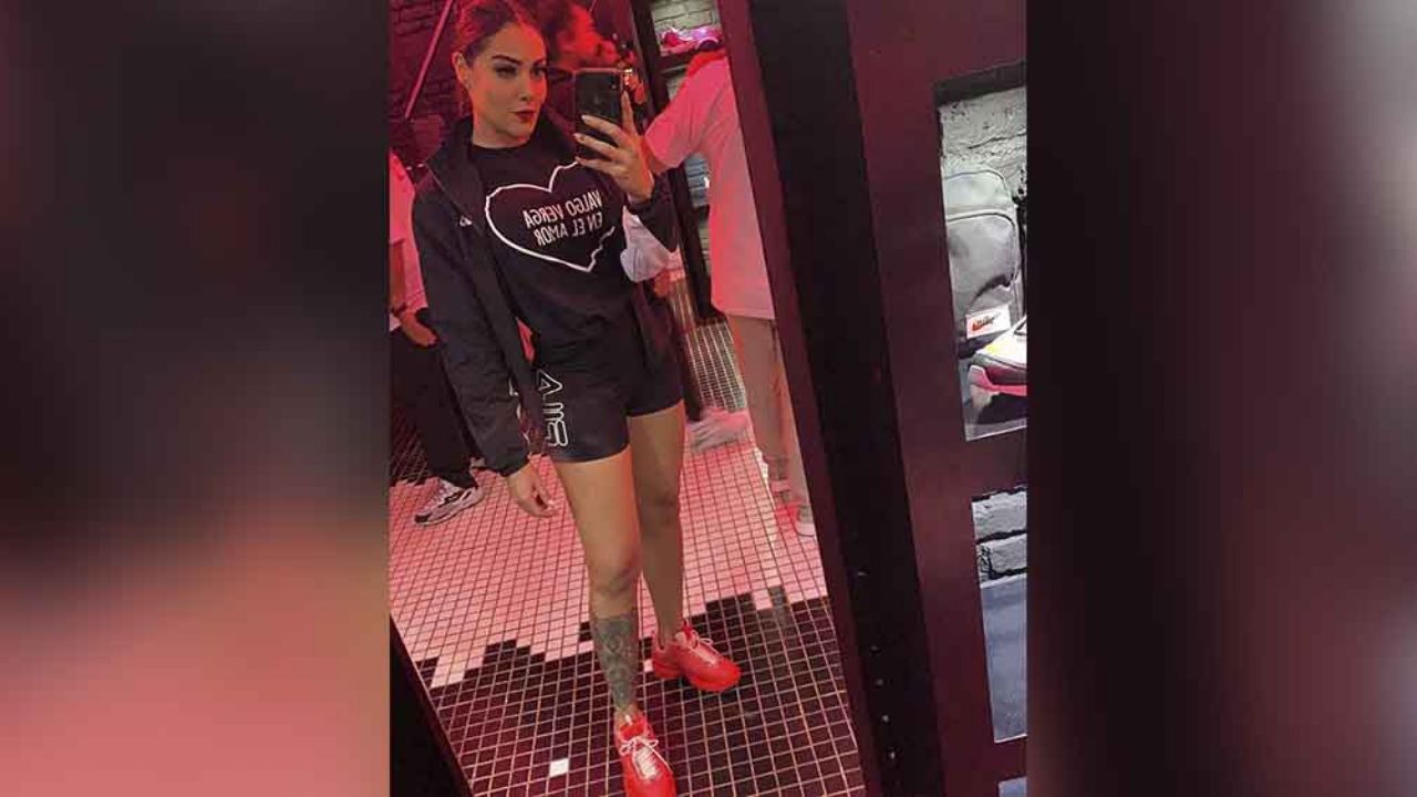 Érika Fernández cautiva internautas al exhibirse en bikini desde la playa