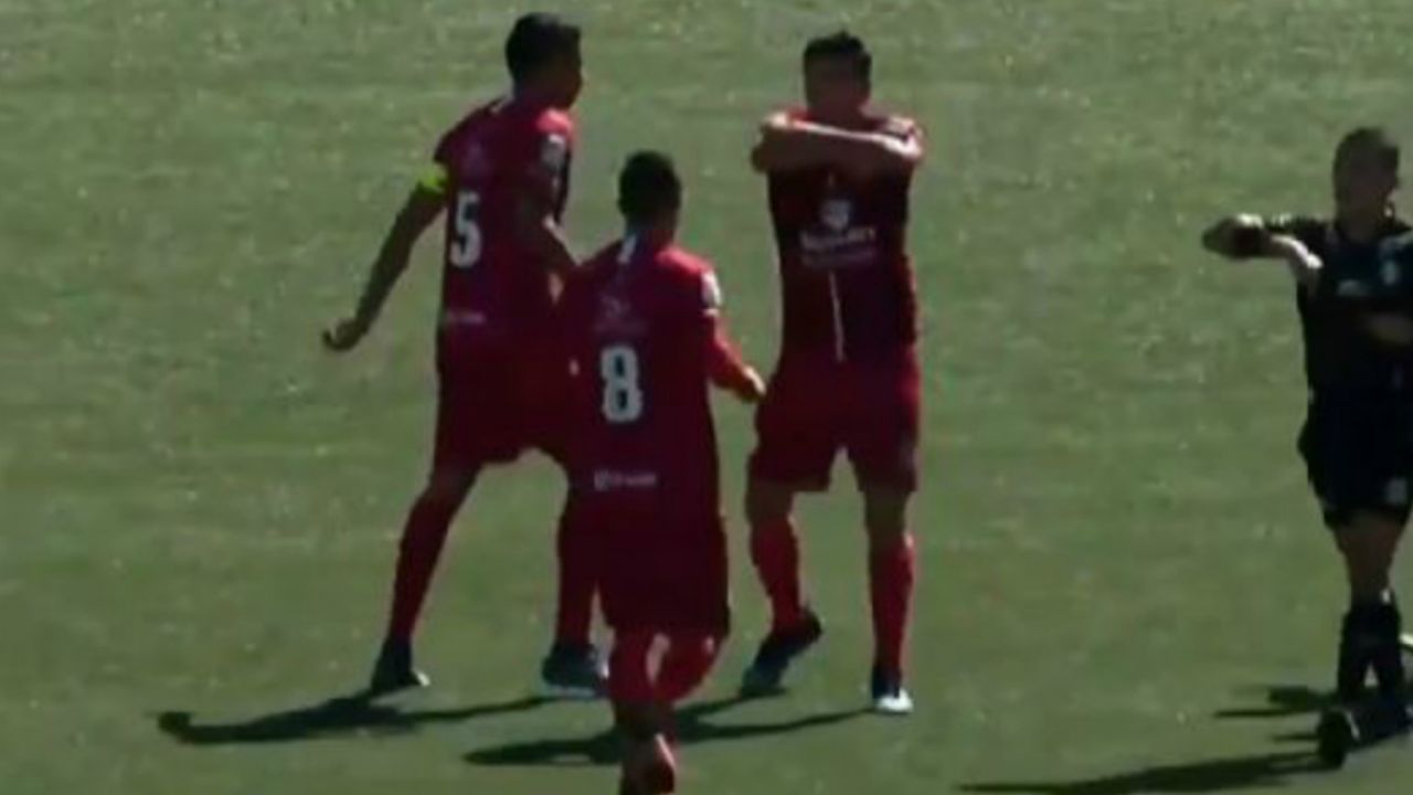 VIDEO: Futbolistas festejan gol de esta manera para evitar al coronavirus